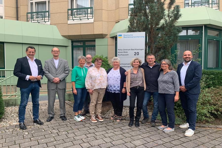 Gruppenfoto vor der Klinik Rhön des Reha-Zentrum Bad Kissingen Gruppenfoto vor der Klinik Rhön des Reha-Zentrum Bad Kissingen
