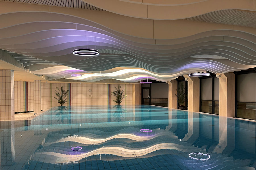 Schwimmbad mit neuer Decke Schwimmbad mit neuer Decke