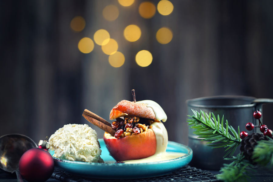 Ein Teller mit einem Bratapfel und einer Vanilleeiskugel hübsch mit einer Zimtstange dekoriert Ein Teller mit einem Bratapfel und einer Vanilleeiskugel hübsch mit einer Zimtstange dekoriert