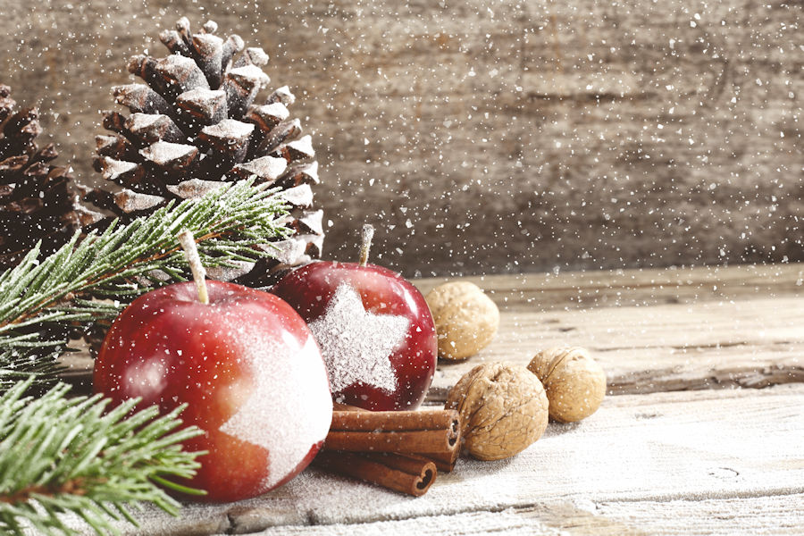 Weihnachtsdekoration mit einemTannenzapfen, Äpfeln, Nüssen und einem Tannenzweig Weihnachtsdekoration mit einemTannenzapfen, Äpfeln, Nüssen und einem Tannenzweig