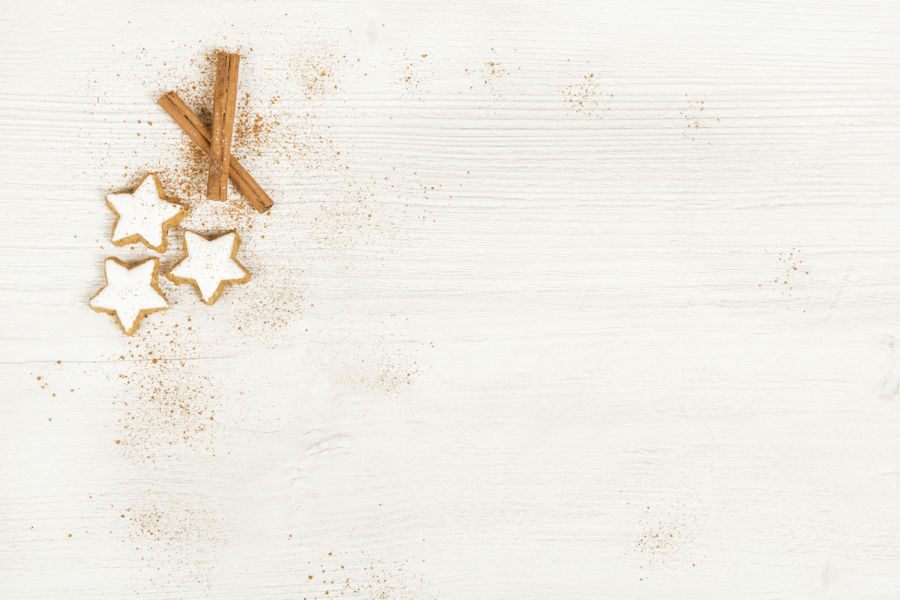 Zimtsterne und Zimtstangen nett dekoriert Zimtsterne und Zimtstangen nett dekoriert